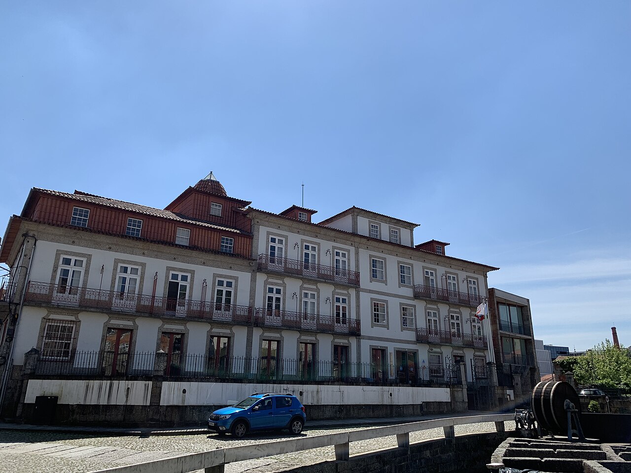 Casa no Largo do Cidade e Oratório do Senhor da Piedade — Oliveira, São Paio e São Sebastião